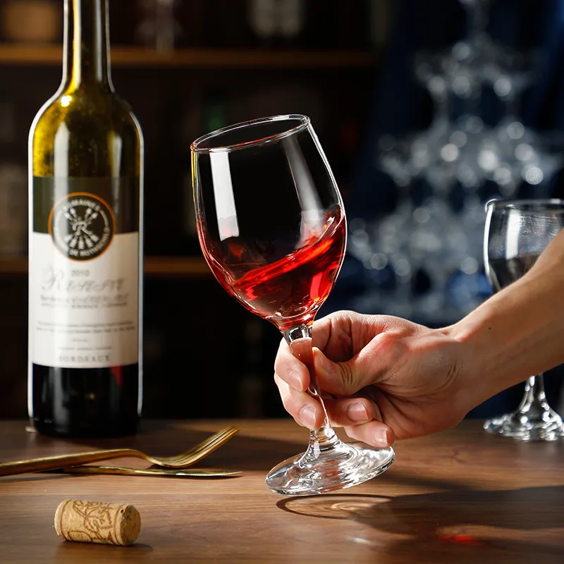 Bicchiere da vino rosso in vetro in stile europeo