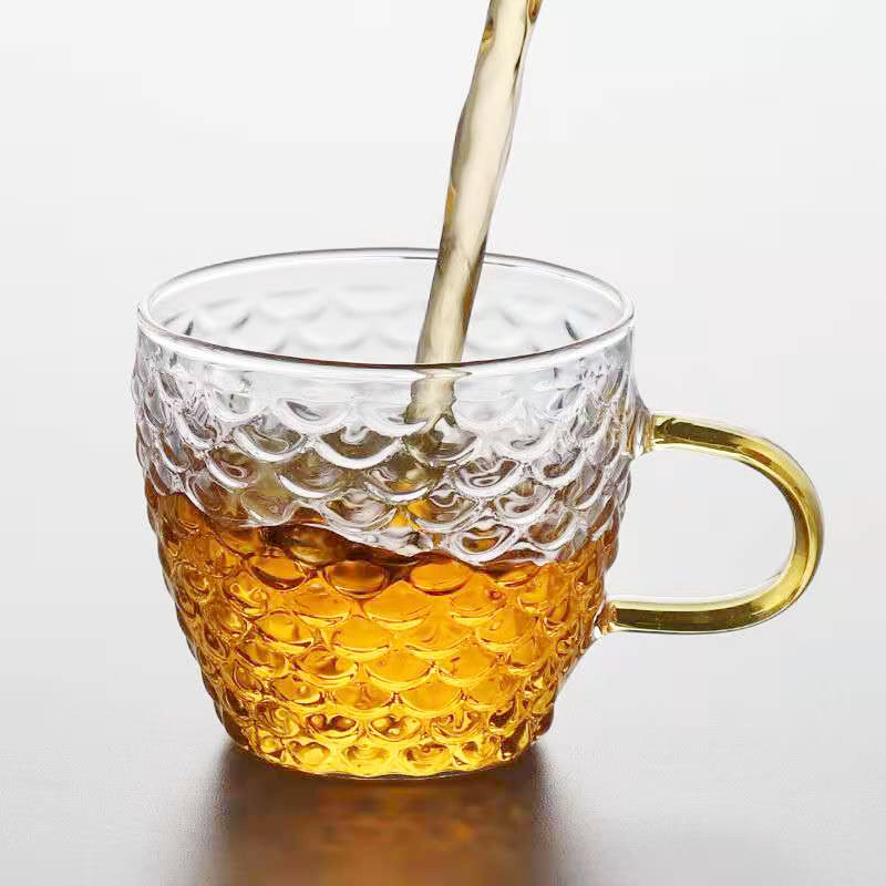 لیوان چای شیشه ای با الگوی فلس ماهی