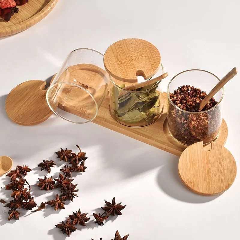 Krydderikrukke i glas med bambuslåg