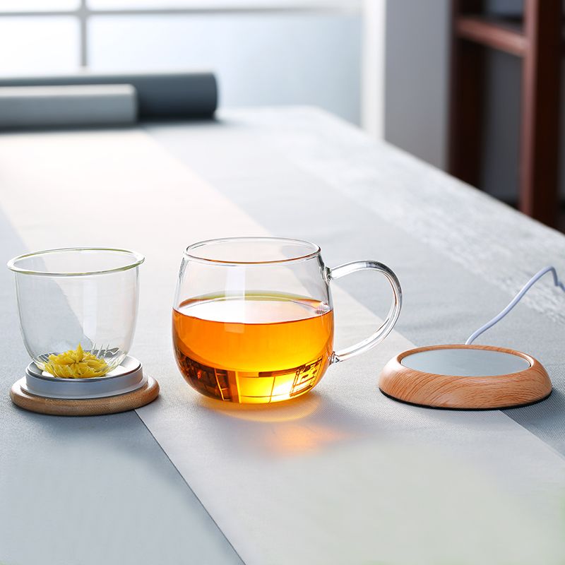 Одинарная стеклянная чашка чая с подогревом