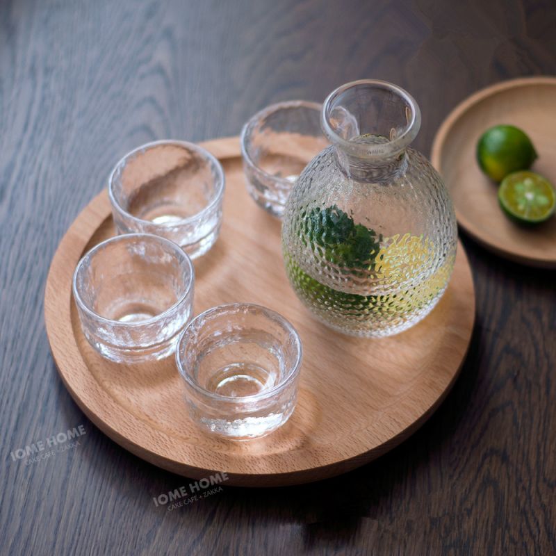 Sada sklenených fliaš na saké so vzorom japonského kladiva