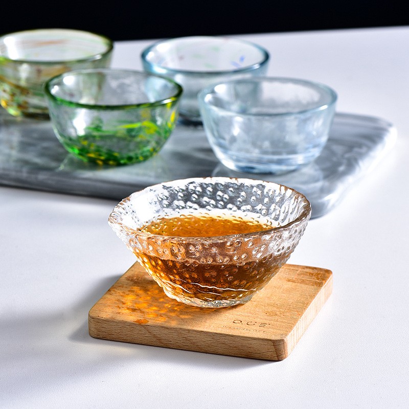 Јапанска стаклена чаша за саке са мини обојеним тачкама