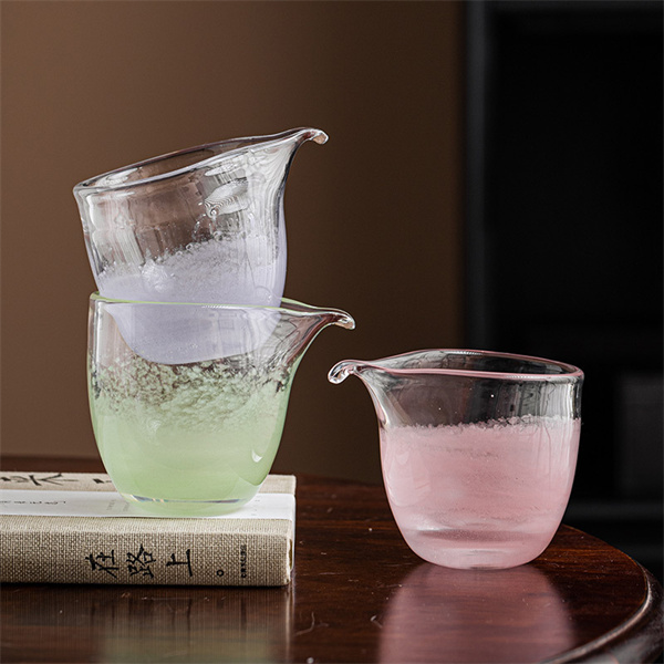 Japonský pohár z barevného skla