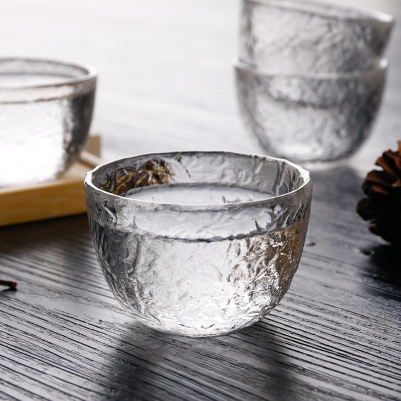 Jaapani stiilis haamriga tekstureeritud klaasist sake-kanni komplekt