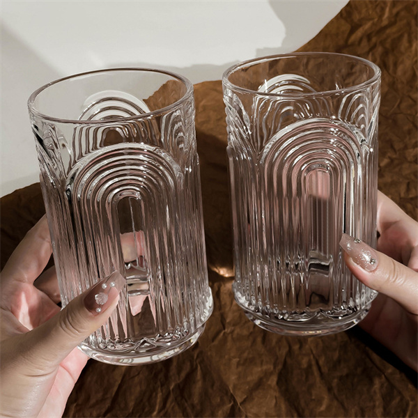 Pahar cu apă din sticlă în formă de U în dungi de nișă