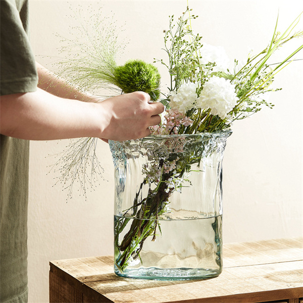 Овална стаклена ваза у нордијском стилу