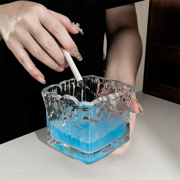 Hochwertiger Aschenbecher aus strukturiertem Glas
