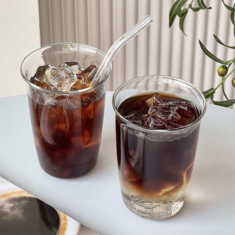 Eenvoudig vormgegeven glazen koffiekopje