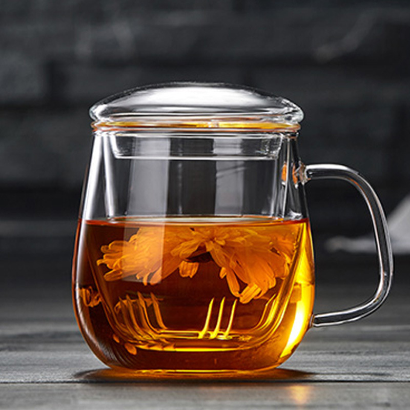 Einfache Teetasse aus transparentem Glas
