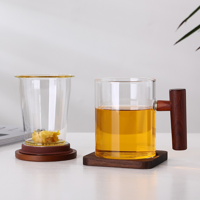 Стъклена чаша за чай с проста дървена дръжка