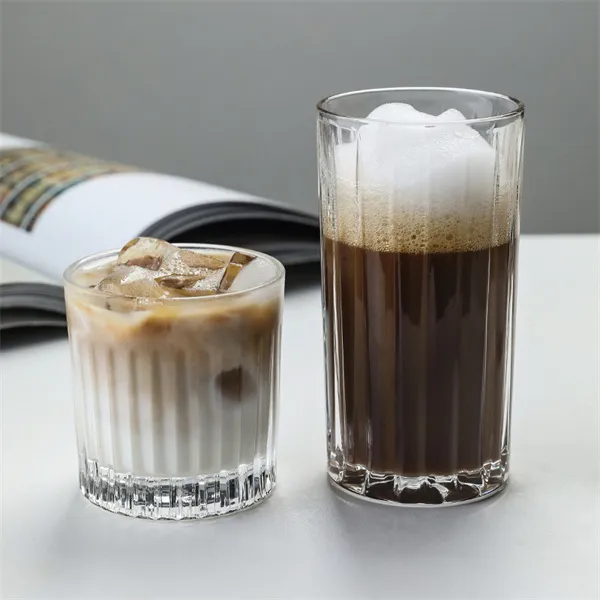 Stilvolles, gestreiftes Kaffeeglas aus Glas