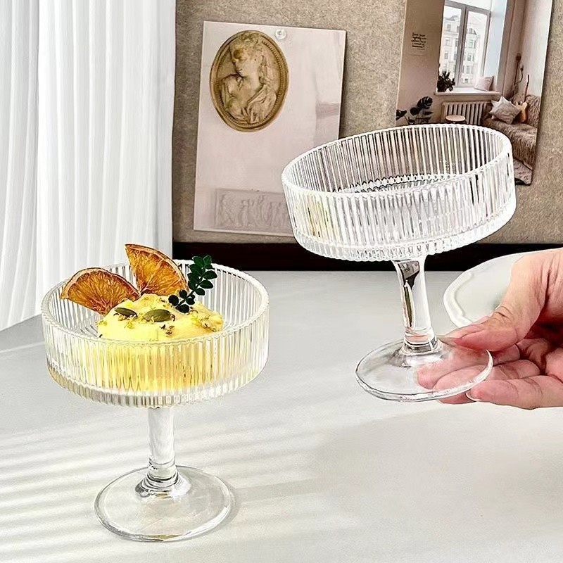 Hohes Cocktailglas aus Glas