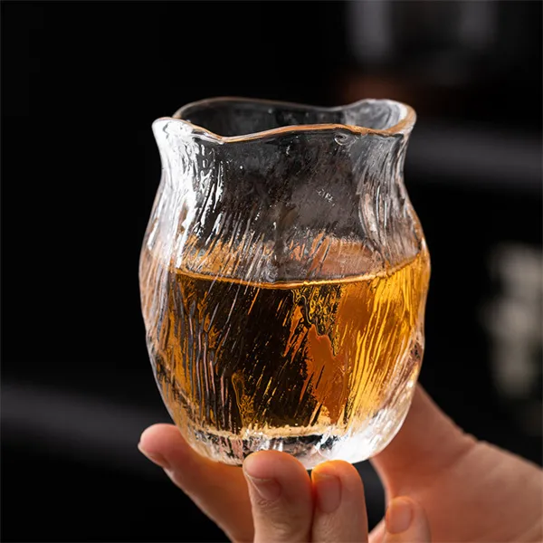 Прозрачна триизмерна стъклена чаша за чай