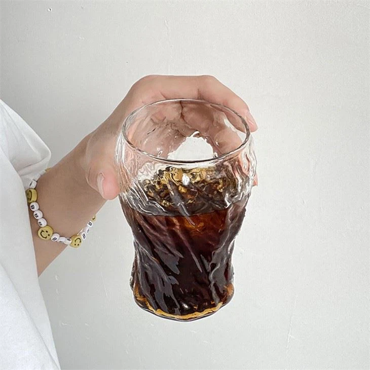 Стеклянная чашка для напитка с рисунком дерева