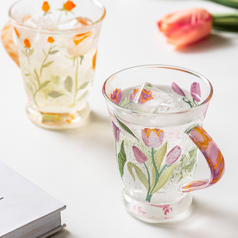 tulipánový pohár na vodu