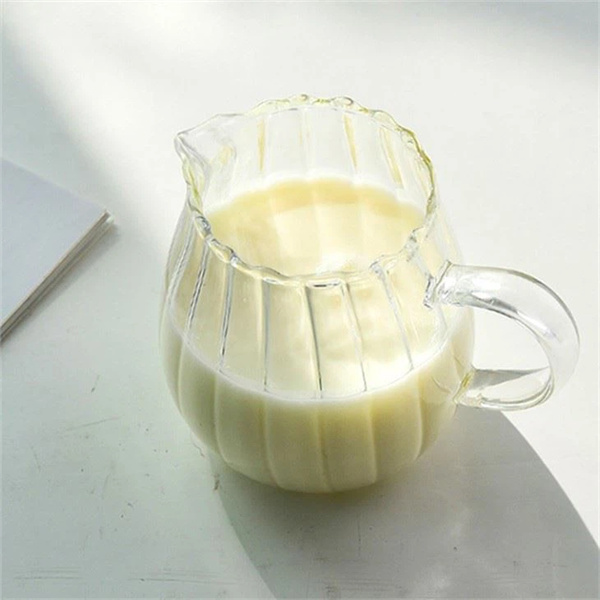 Milchglas aus Glas mit vertikalem Muster