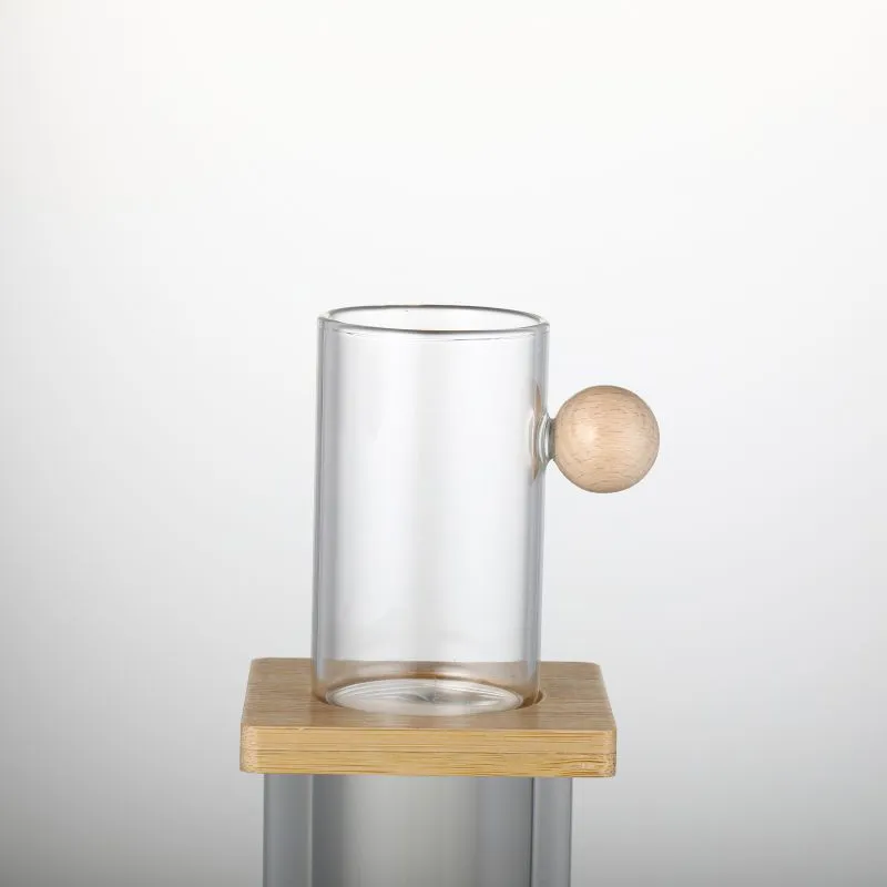 Wasserbecher aus Glas mit Holzkugelgriff