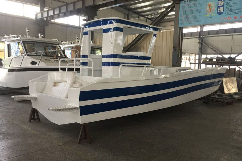 Дизайнерска работна лодка с 7,9-метров алуминиев корпус и кабина