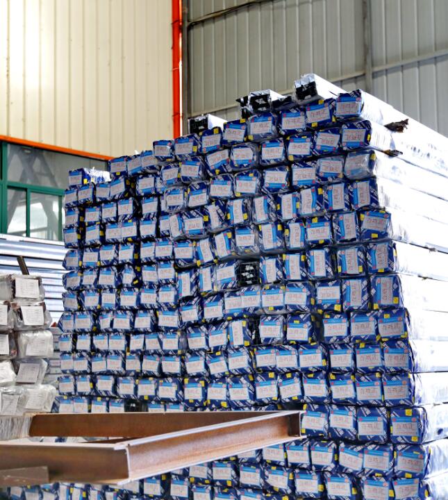 Les produits profilés en aluminium sont généralement produits et fabriqués à partir de matériaux en alliage d'aluminium. Production de profilés en aluminium, profilés en aluminium personnalisés, profilés, alliages d'aluminium.