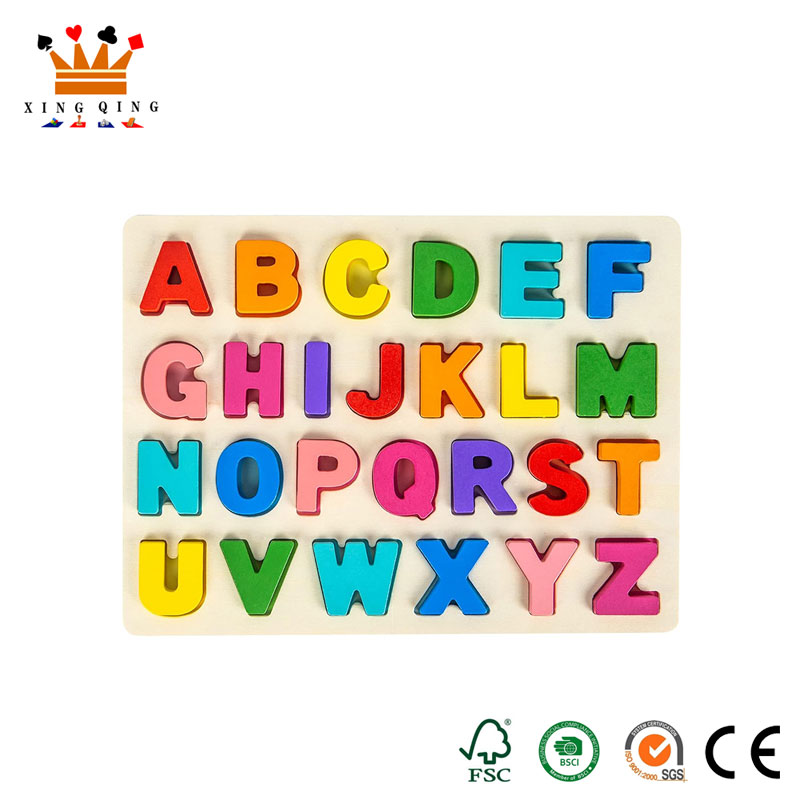 Brinquedo educacional de madeira com quebra-cabeça do alfabeto
