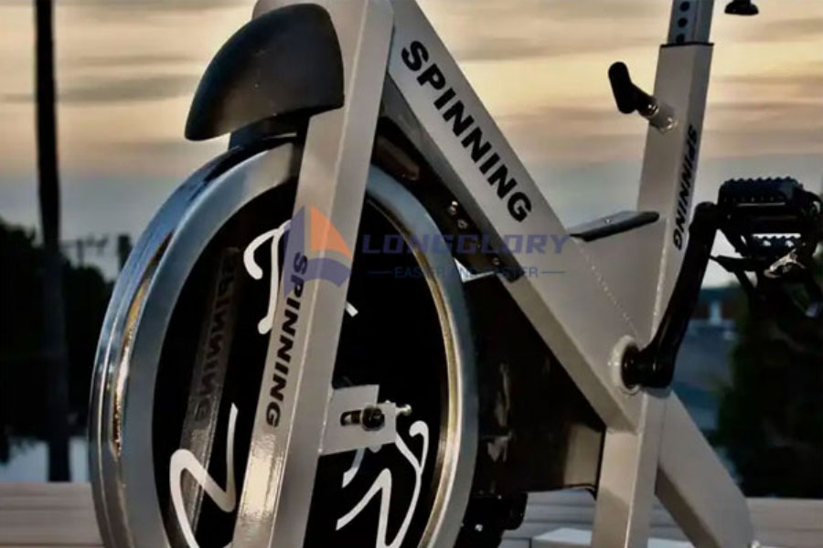 What types of spinning bikes are there?