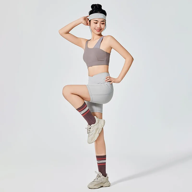 Já foi lançado o novo short esportivo feminino cinza liso tingido para conforto e estilo?