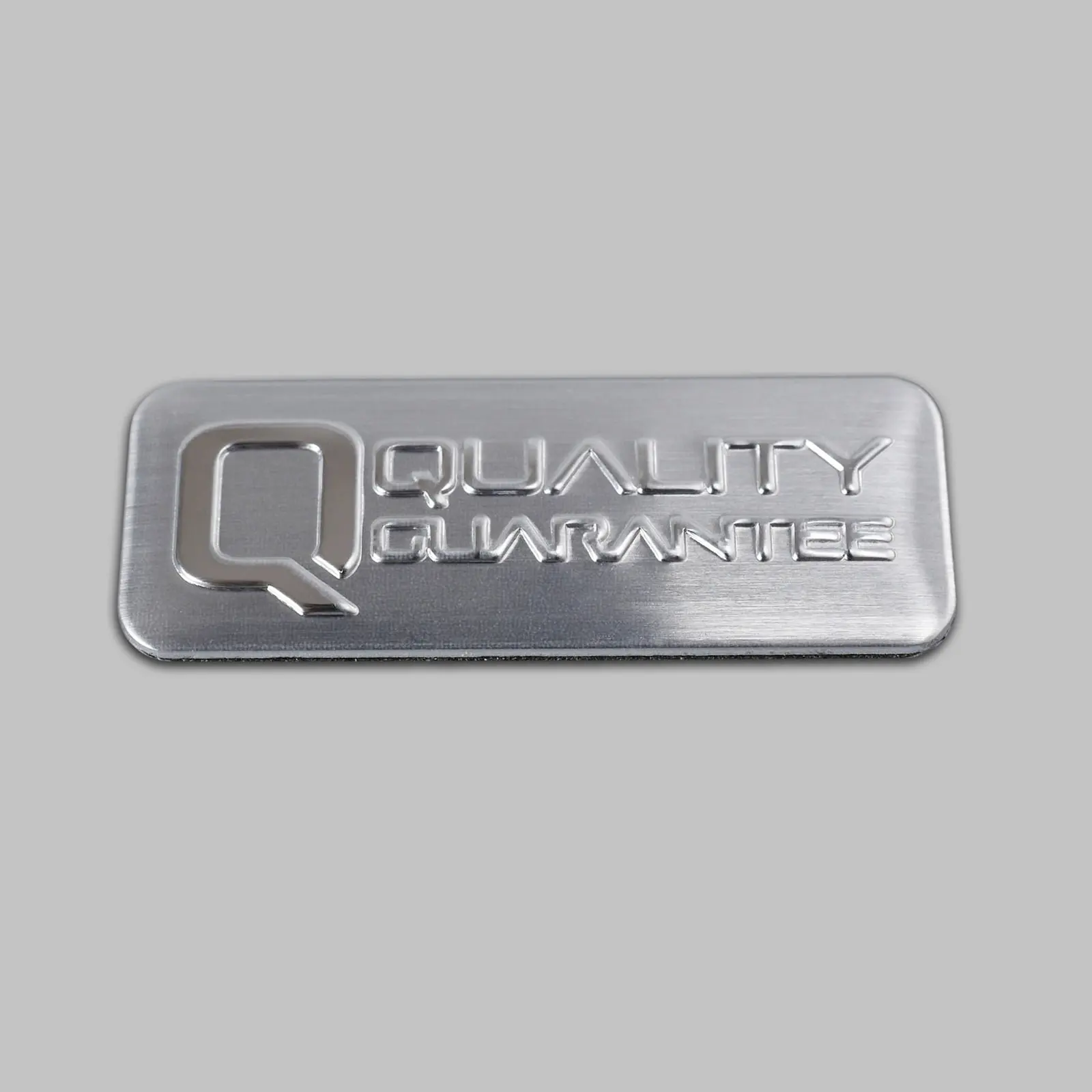 Erhabene, silberfarbene Aluminium-Logoplatte mit Diamantschliff