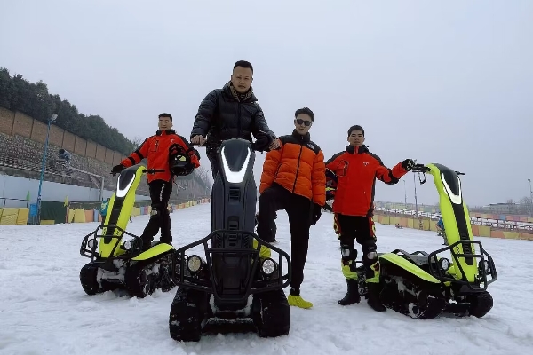 The perfect companion for outdoor activities：Electric Snowmobile-Standing