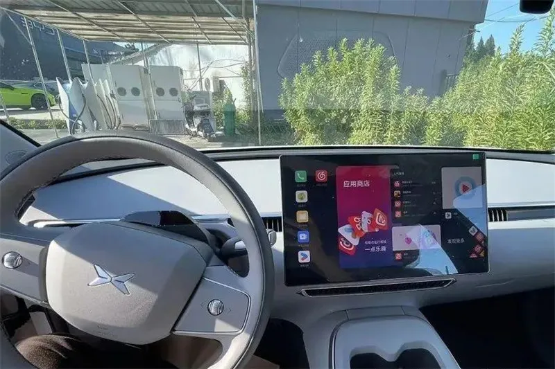 Les photos espion de l'intérieur du XPENG MONA M03 sont ici, mettant l'accent sur la simplicité, similaire à la Tesla Model 3