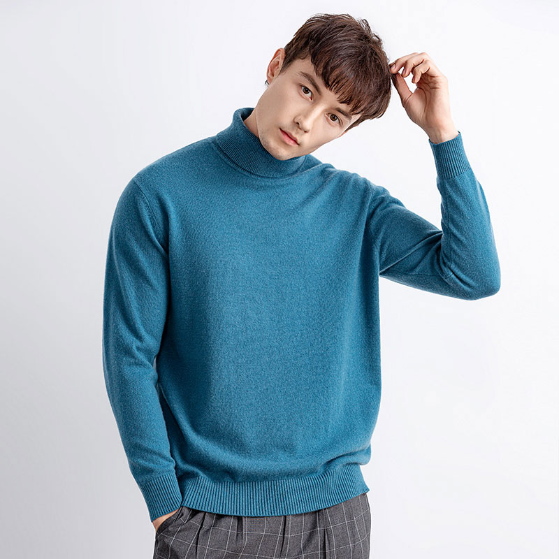 Tilgængelig i en række farver og stilarter, er denne sweater med rund hals til mænd også utrolig alsidig.