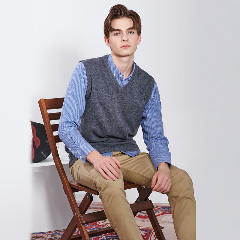 Das abgenutzte und verblasste Aussehen des Pullovers verleiht ihm einen einzigartigen und authentischen Charakter