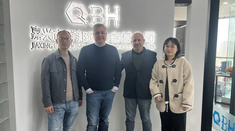 Des clients étrangers visitent Jiaxing Qunbang Hardware Co., LTD.