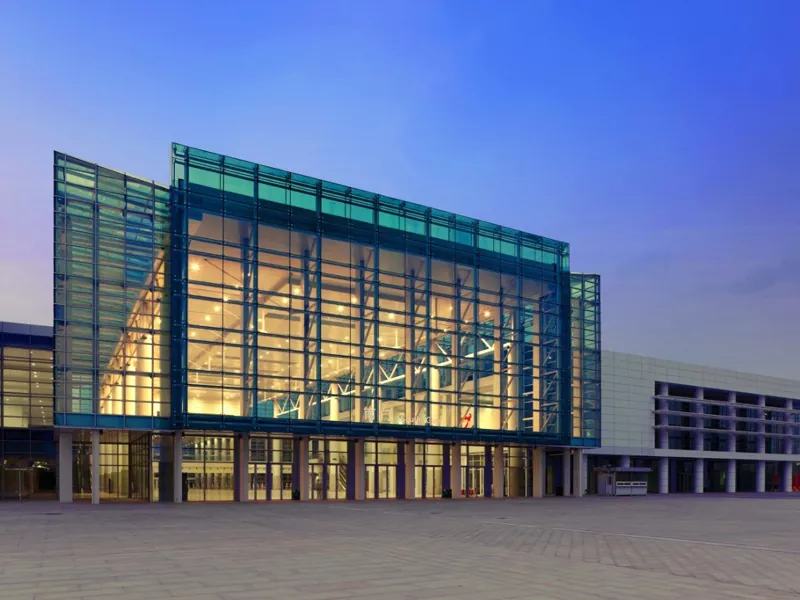 Konferenčna dvorana z lahkimi jeklenimi okvirji, montažnimi kovinskimi zgradbami in jeklenimi konstrukcijami