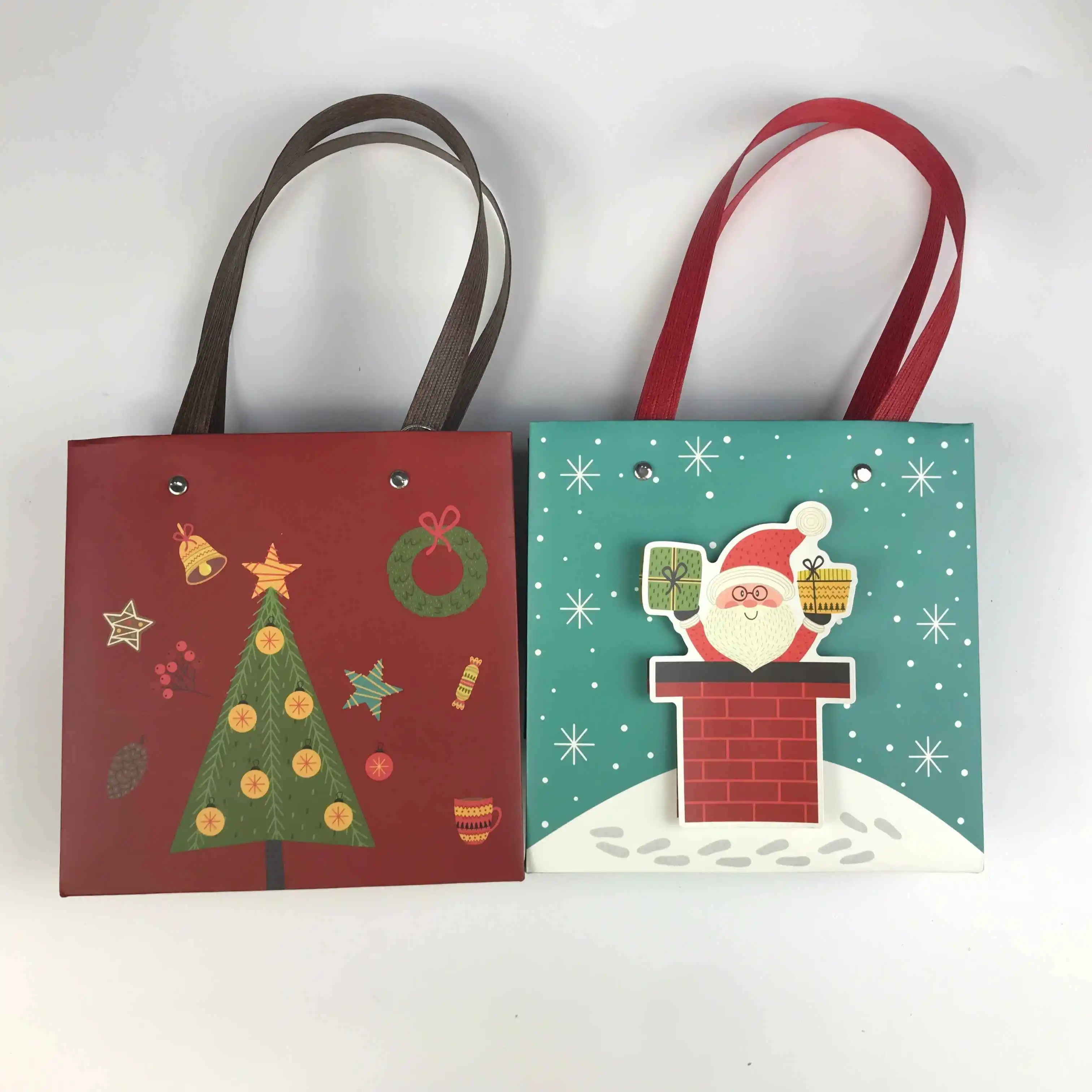 Sacos de papel para presente de Natal com etiqueta