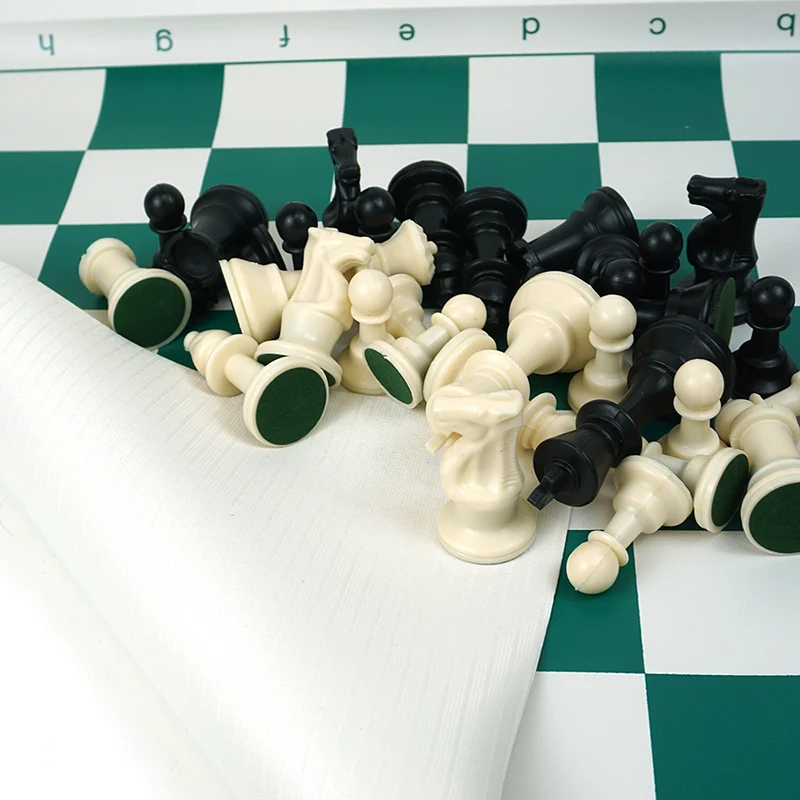 Lona plástica portátil de gran tamaño del juego de ajedrez de la altura del rey de los 9.7cm con el embalaje del bolso