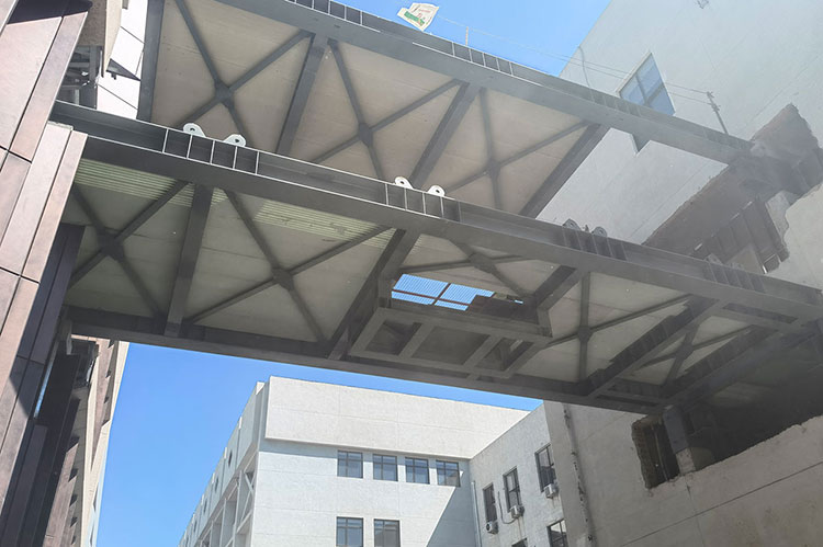 الجسر الرابط بين قسم الهندسة المدنية الجديدة والقديمة في جامعة تسينغهوا