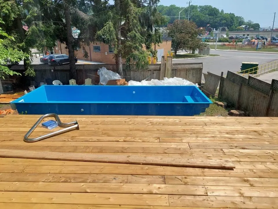 Transformez votre jardin avec une piscine en fibre de verre personnalisée