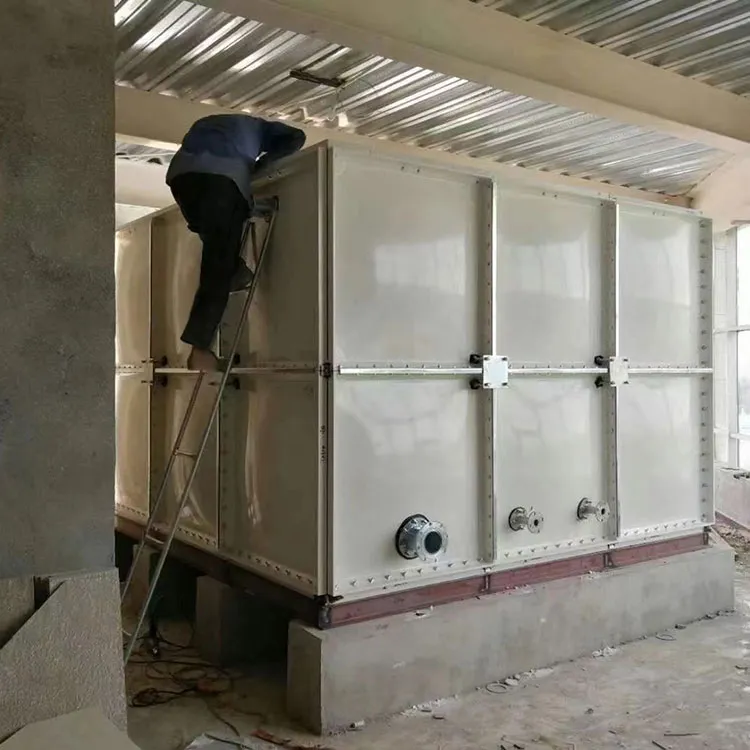 Tanque de água com isolamento FRP