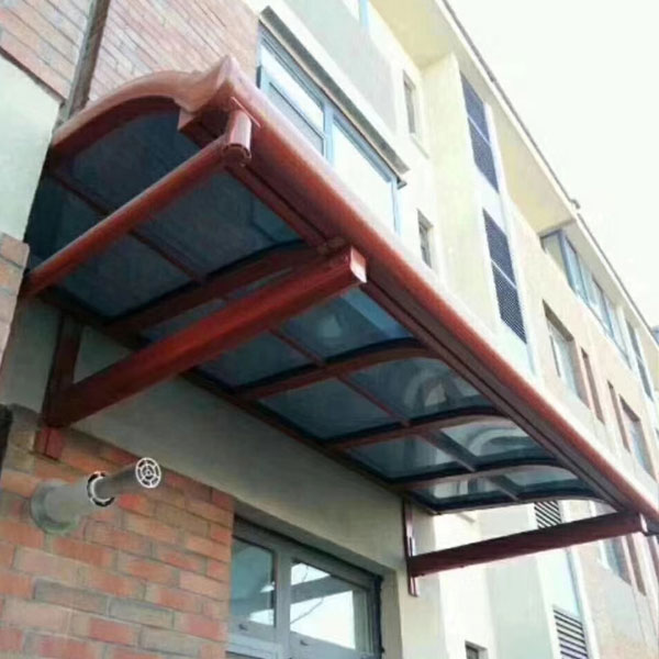 Fenêtre à auvent à supports métalliques fixes