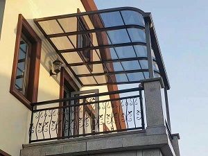 Terrassenüberdachung aus Polycarbonat und Aluminium für den Außenbereich
