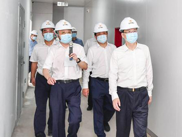 Chen Zhichang, Setiausaha Jawatankuasa Parti Perbandaran, menjalankan penyelidikan mengenai pembinaan kawasan kilang baharu Zhengda Qingjiang Pharmaceutical
