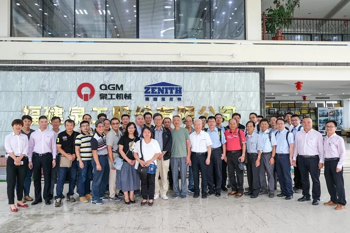 Un groupe de visiteurs sur le béton des deux côtés du détroit de Taiwan est venu à QGM