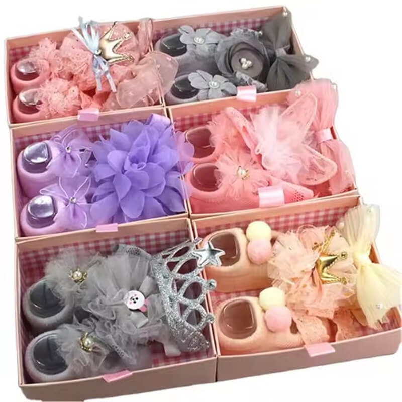Caja de regalo con juego de diademas y calcetines para bebé