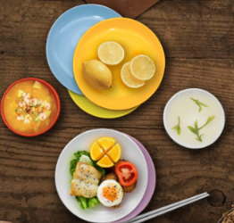 บนโต๊ะอาหารสีเขียวดีต่อสุขภาพและเป็นมิตรกับสิ่งแวดล้อม