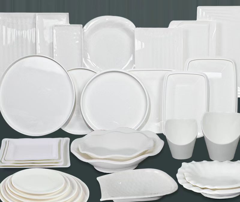 Peralatan makan porselen imitasi melamin terutama disintesis dari melamin dan formaldehida
