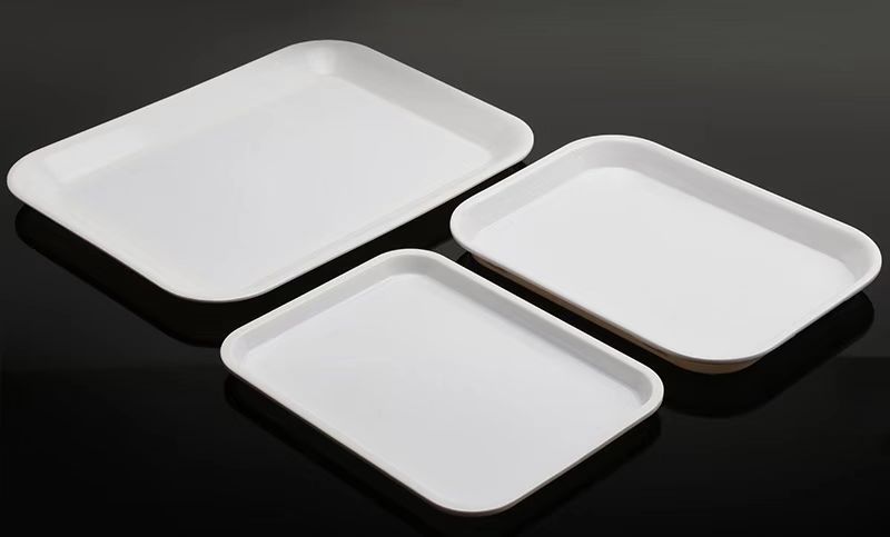 Одноразовая посуда удобна в использовании, но она вредит здоровью каждого.