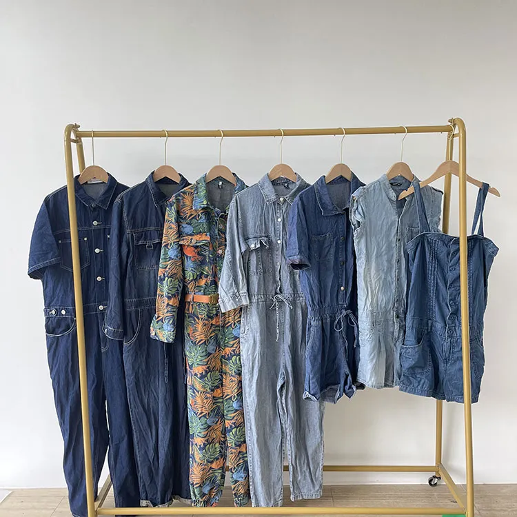 Jeans Jumpsuit သုံးတယ်။