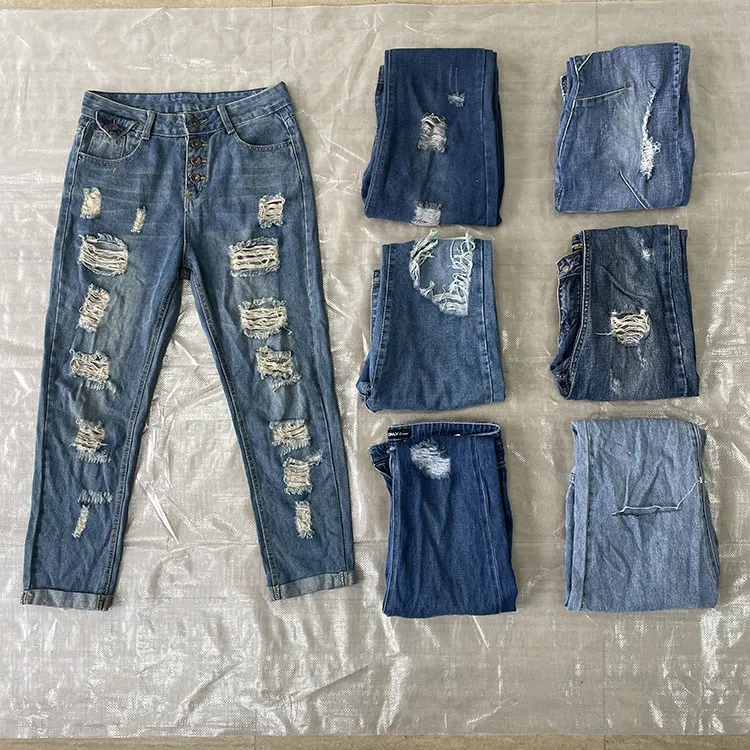 Pantaloni jeans strappati da donna usati