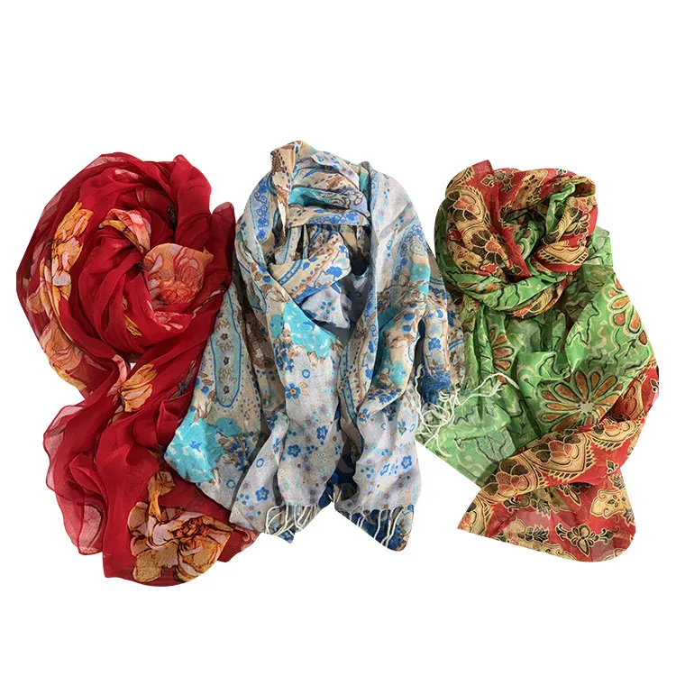 Foulard en soie fine usagé