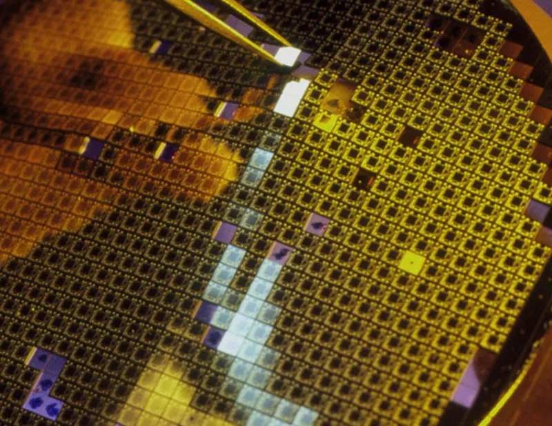 Random coded hybrid grating design for four-wave transverse shear interferometric wavefront detection